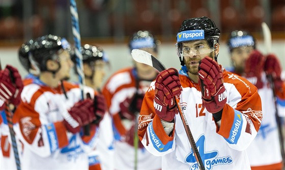 Olomoucký Jan Knotek (vpravo) tleská fanoukm za podporu po prohraném zápase,