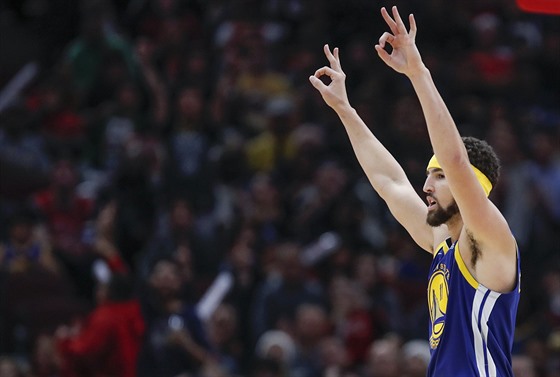 Klay Thompson z Golden State oslavuje jednu ze svých 14 trojek proti Chicagu,