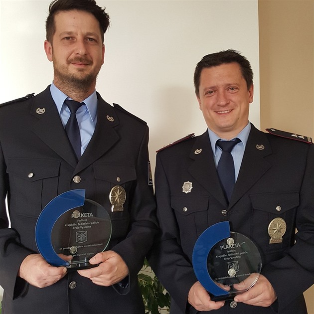 Policisté Filip Tretera (vpravo) a Miroslav paek dostali za záchranu ivota...