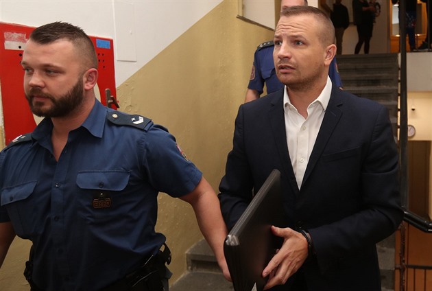 Za nižší trest zradí. Spolupracující obvinění dostávají „sladké odměny", ochranky i plastiky, popisuje advokát Sokol