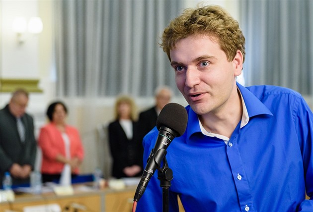 Hradeckého politika při odchodu z akce napadl agresor a roztrhl mu kabát