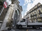 Voják stráí vchod na Ambasádu Vatikánu v ím, kde byly nalezeny lidské...