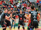 Karlovartí volejbalisté se radují po získaném bodu.