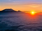 Nebute líní! Tato fotka východu slunce nad Kilimandárem je focena z vrcholu...