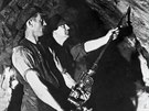 Horníci při práci s pneumatickým kladivem v dole Svornost v Jáchymově (1937)
