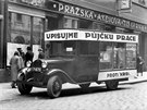 Automobil s reklamou proti krizi v Lützov ulici ped Praskou akciovou...