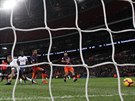 Fotbalista Manchesteru City Rijád Mahriz (druhý zprava) stílí vítzný gól ve...