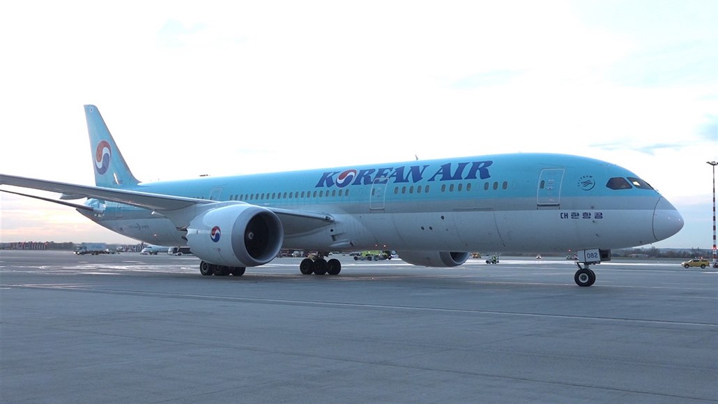 Oslava na letišti. Korean Air létají z Prahy do Soulu již 15 let