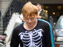 Britský herec Rupert Grint si s halloweenským kostýmem píli hlavu nelámal....