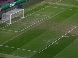 Pohled na trvnk stadionu Wembley, na nm se hrl fotbalov zpas mezi...