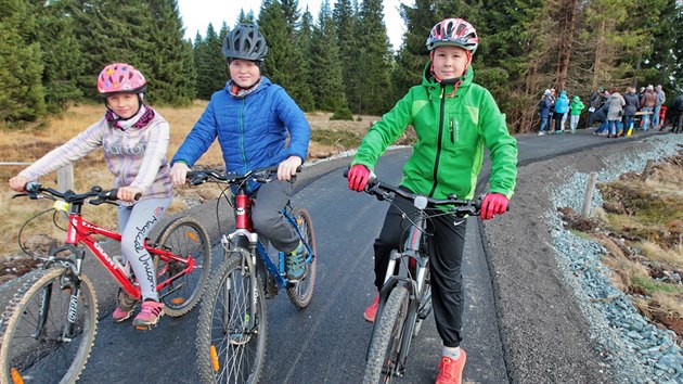 Druhou etapu takzvan Cnov stezky pro p, cyklisty, inline bruslen a pro bkae uvedli do pedasnho uvn na Bom Daru. Tm 2400 metr dlouh sek spojuje zatek Jekovy stezky s Myslivnami. Soust stezky jsou tak dva mostky pes potok ern.