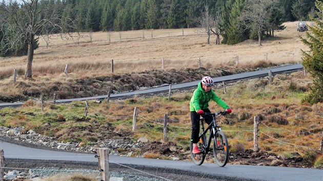 Druhou etapu takzvan Cnov stezky pro p, cyklisty, inline bruslen a pro bkae uvedli do pedasnho uvn na Bom Daru. Tm 2400 metr dlouh sek spojuje zatek Jekovy stezky s Myslivnami. Soust stezky jsou tak dva mostky pes potok ern.