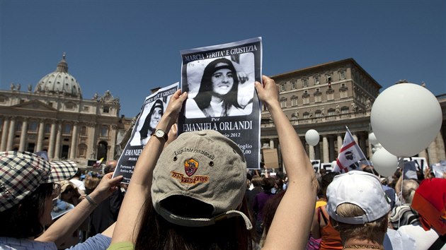 Fotka z 27. kvtna 2012, kdy skupina lid s plakty s fotkou zmizel dvky protestovala na Svatopetrskm nmst ve Vatiknu za pravdu a spravedlnost pro Emanuelu Orlandi.