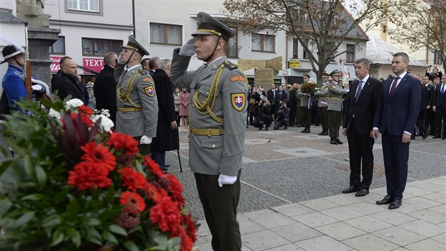 Slovenský premiér Peter Pellegrini a předseda české vlády Andrej Babiš v Martině položili věnce u pomníku Obětem 1. světové války. (30. října 2018)