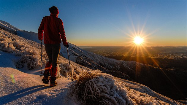 Mount Taranaki, Nov Zland. Pouitm vyho clonovho sla zvraznte efekt slunench paprsk (zde clona 14).