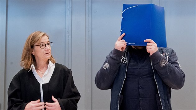 V nmeckm Oldenburgu zaal soud se zejm nejvtm masovm vrahem v djinch povlenho Nmecka. Oetovatel Niels Hgel el obalob z vrady 100 pacient. (30. jna 2018)