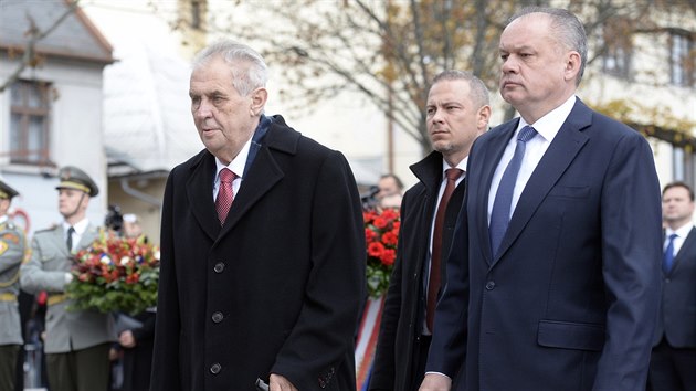 esk prezident Milo Zeman (vlevo) a prezident Slovenska Andrej Kiska v Martin poloili vnce k pamtn desce na budov, kde byla v roce 1918 schvlena Martinsk deklarace. (30. jna 2018)