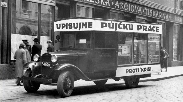 Automobil s reklamou proti krizi v Ltzov ulici ped Praskou akciovou tiskrnou (1933)