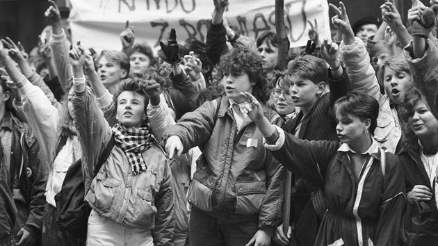 astnci manifestace ped budovou eskoslovenskho rozhlasu v Praze. (21. listopadu 1989)