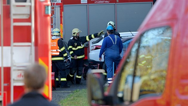 Po pin zamoen domu exhalacemi ptrali hasii spolen s pracovnky plynrensk firmy. (30. jna 2018)