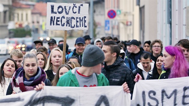 Učni v Kaplici na Českokrumlovsku demonstrovali proti nastupující ředitelce Zdeňce Lovčí, která povede od 1. listopadu učiliště spojené s místním gymnáziem a obchodní akademií.
