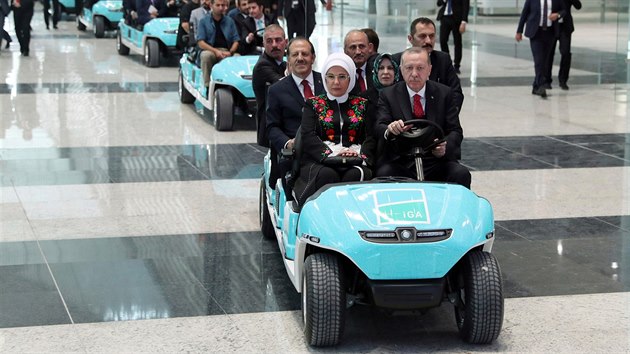 Turecký prezident Recep Tayyip Erdogan na projížďce novým istanbulským letištěm (29. října 2018)