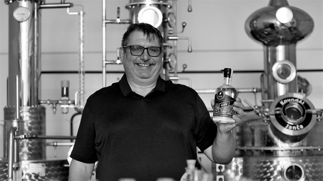 Robert Urbánek ve své palírn� ginu Little Urban Distillery v Brn� (10. 10. 2018)