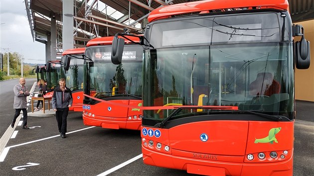 Elektrobus koda 29BB Solaris. V eskch Budjovicch jsou tyto vozy v provozu od 1. listopadu 2018. V pozad jsou jet nov trolejbusy.