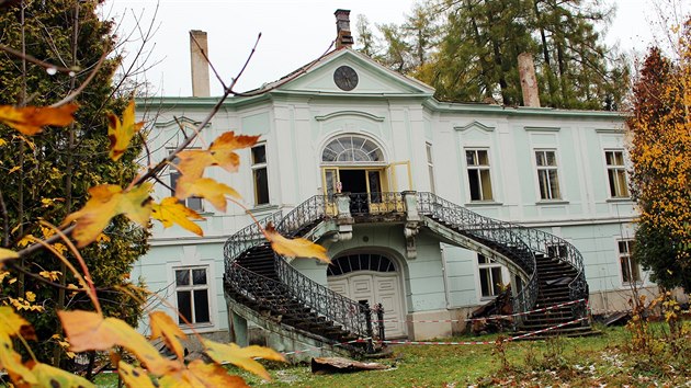 Opuštěný zámek v Horním Maršově dostane na zimu provizorní střechu.