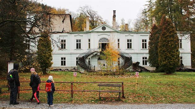 Opuštěný zámek v Horním Maršově dostal na zimu provizorní střechu (2019)