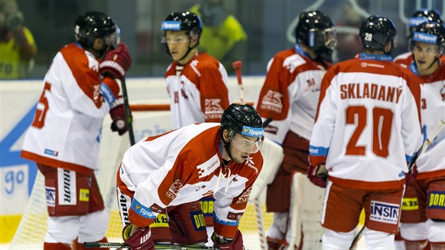 Zklaman hokejist Olomouce po utkn s Tincem.
