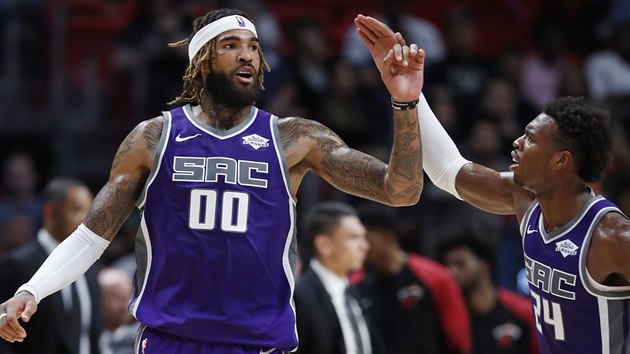 Willie Cauley-Stein (00) a Buddy Hield (24) oslavuj ko Sacramenta.