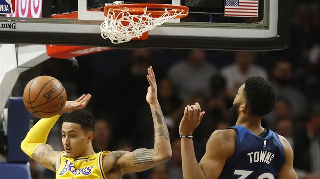 Kyle Kuzma (vlevo) z LA Lakers zasmeoval proti Minnesot, sleduje ho Karl-Anthony Towns.