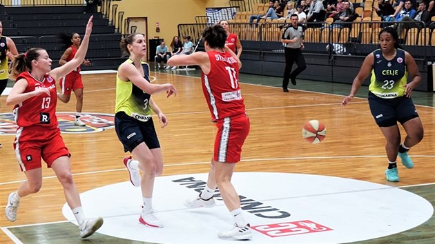 Nymbursk basketbalistky Alena Hukov (vlevo) a Romana Stehlkov (druh zprava) se sna zastavit tok Celje. M smuje na Rangie Bessardovou.