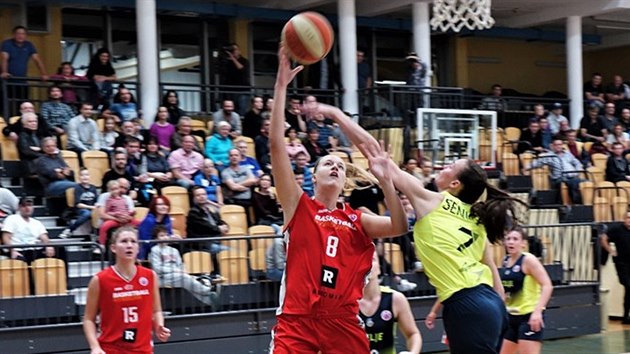 Nymbursk basketbalistka Johanna Prytzov (8) zakonuje na ko Celje kolem Marue Seniarov. Sleduje ji Michaela Krejzov (15).