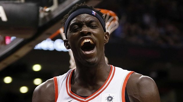 Pascal Siakam z Toronta se raduje z koe proti Philadelphii.