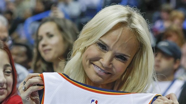 Hereka a zpvaka Kristin Chenowethov je velkou fanynkou Oklahoma City Thunder.