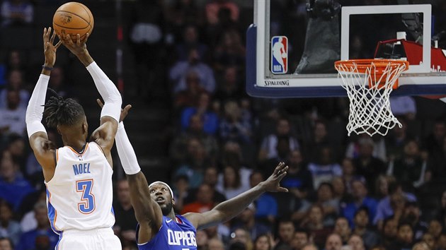 Nerlens Noel (vlevo) z Oklahoma City stl pes Montrezla Harrella z LA Clippers.