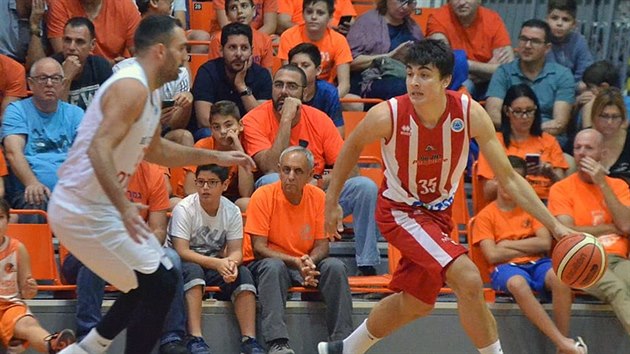 Pardubick basketbalista Michal Svoboda (vpravo) v duelu s Nes Cijonou