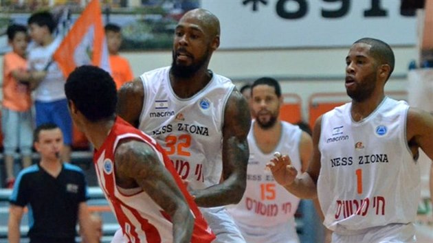 Pardubick basketbalista Donovan Jackson (vlevo) pod tlakem Mickella Gladnesse (32) a Garyho Browna z Nes Cijony.