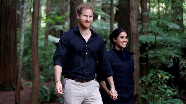 Vvodkyn Meghan a princ Harry pi prochzce lesem Redwoods (Rotorua, 31. jna 2018)