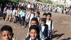 Do improvizované koly v Jemenu pijde denn i 700 dtí. (18. íjna 2018)