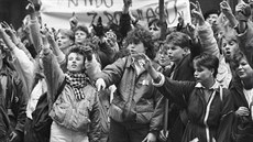23. listopadu 1989 redakce Mladé fronty pipravila noviny s aktuálními zprávami z demonstrace na Václavském námstí, i s první fotografií Václava Havla, ta vak na titulní stran dlouho nevydrela. 