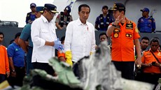 Indonéský prezident Joko Widodo si prohlíí nalezené kusy havarovaného letadla...