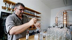 Robert Urbánek ve své palírn ginu Little Urban Distillery v Brn (10. 10. 2018)