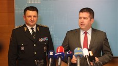 Policejní prezident Tomá Tuhý (vlevo) na tiskové konferenci spolen s...