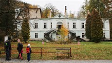 Oputný zámek v Horním Marov dostal na zimu provizorní stechu (2019)