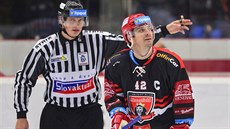 Petr Koukal (vpravo) z Hradce Králové je vylouen do konce ukání.