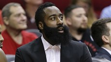 James Harden je zranný, zápasy Houstonu jen sleduje.