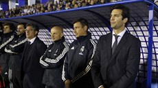 Santiago Solari (vpravo) doasn vede fotbalisty Realu Madrid.